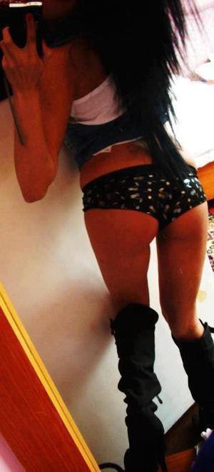 Lena (25) in Illinois | Discreet Private Dating