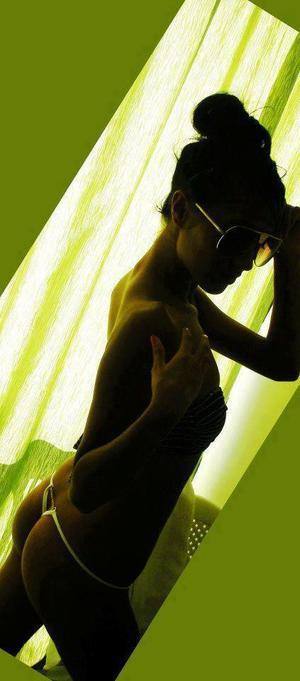 Lesly (21) in Illinois | Discreet Private Dating