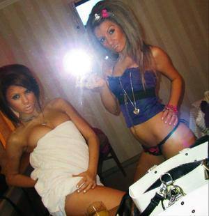 Private Chat with Paris (27) in California