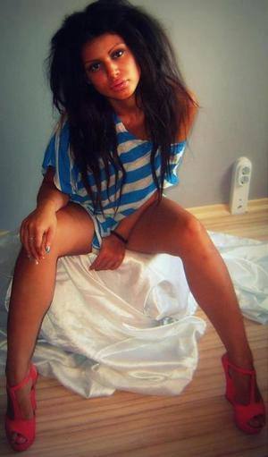 Lydia (26) in Illinois | Discreet Private Dating