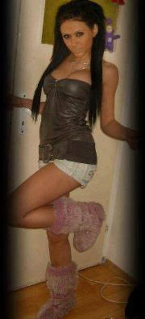 Meet Celina (19) from Washington | Confidential Encounters