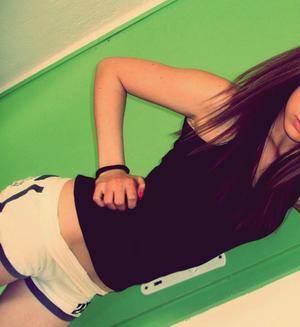 Dating profile image of Arielle, age 27, East Highland Park, VA